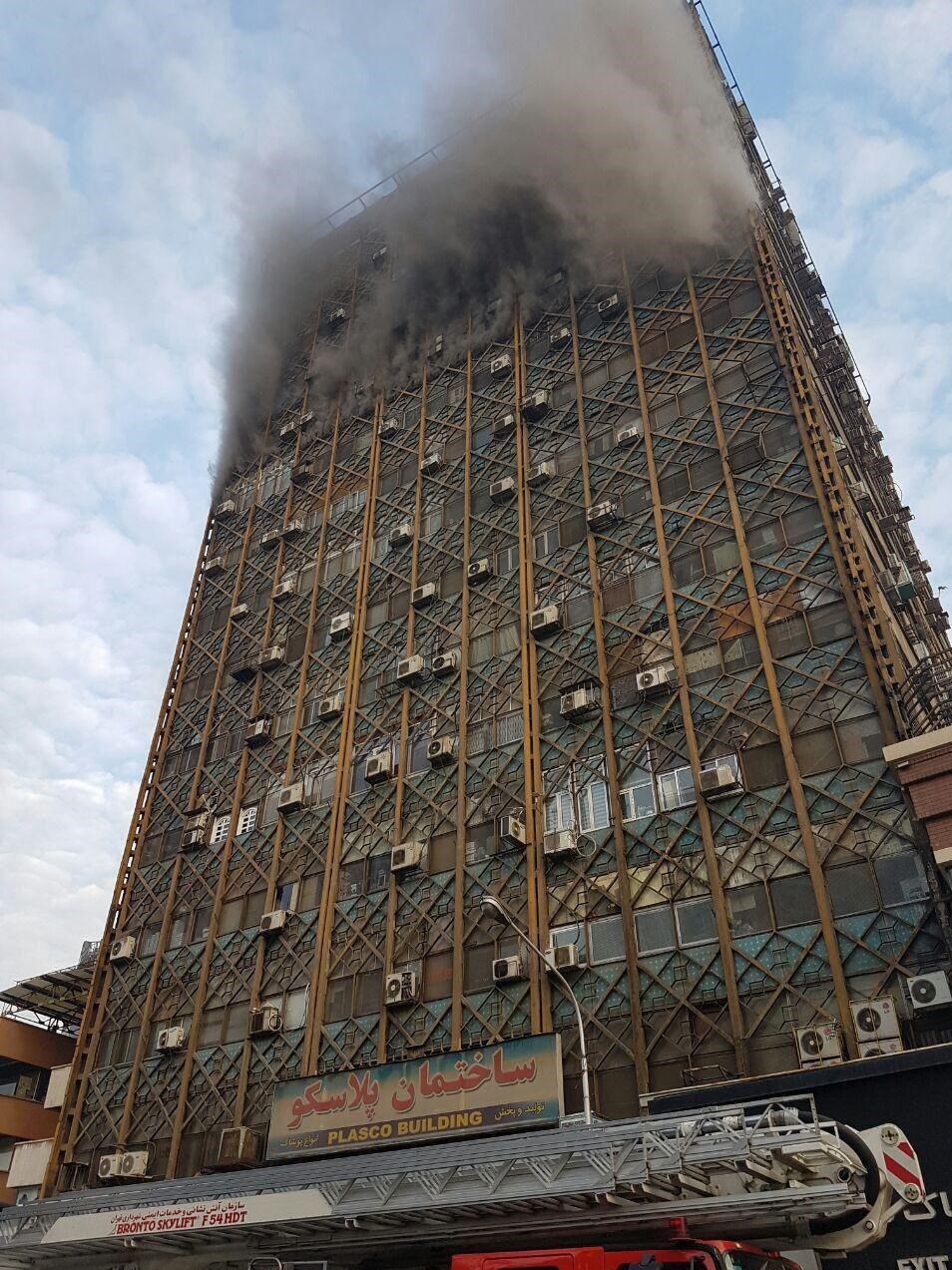 شروع آتش سوزی در ساختمان پلاسکو تهران