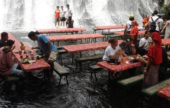رستورانی زیر آبشار در فیلیپین