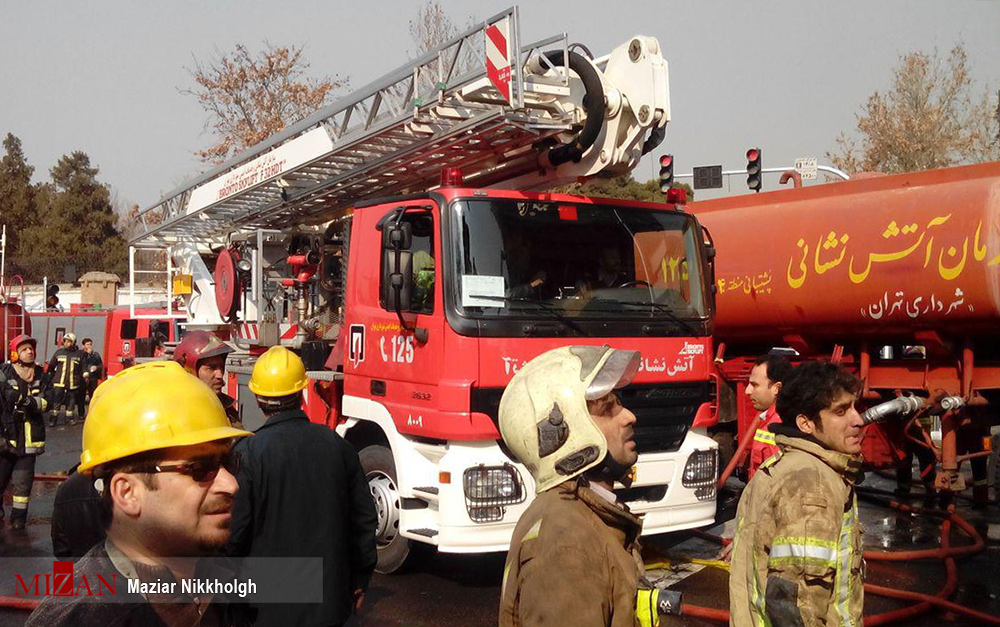 آتش نشانان در حادثه ساختمان پلاسکو تهران