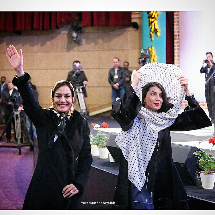 لیلا حاتمی و مریلا زارعی هنگام دریافت سیمرغ بلورین بهترین بازیگر نقش اول زن جشنواره