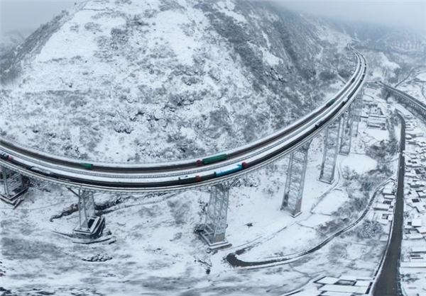 تصاویر زیباترین بزرگراه جهان در زمستان