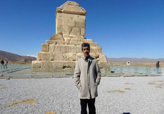 چرا احمدی‌نژاد در دهه فجر به پاسارگاد رفت