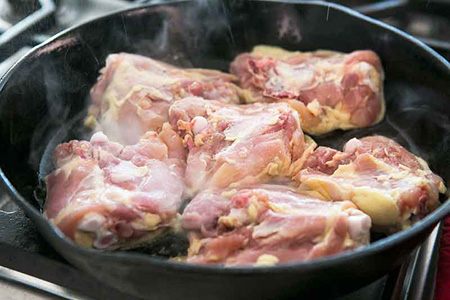 مرغ سوخاری با سس قارچ و پیاز