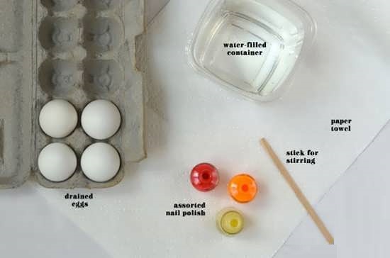 رنگ کردن تخم مرغ با لاک