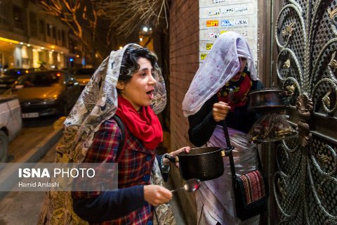 مراسم قاشق زنی در شب چهارشنبه سوری در تهران