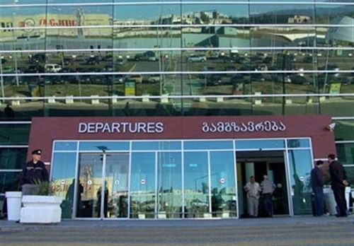 زنان ایرانی را در فرودگاه تفلیس "برهنه" کردند