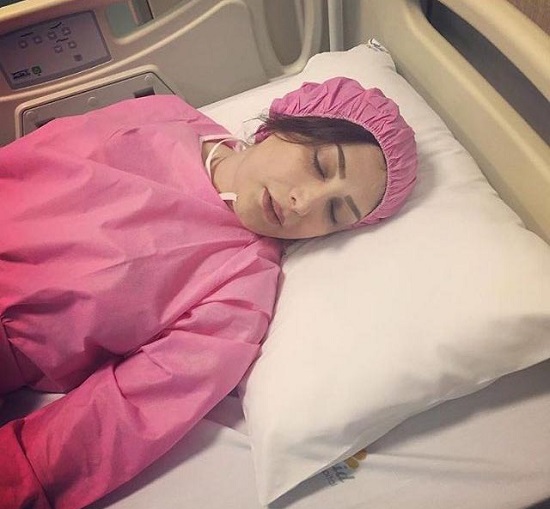 بازیگر معروف زن تلویزیون و سینما روی تخت بیمارستان + عکس