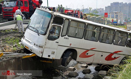  واژگونی اتوبوس در بزرگراه یادگار امام(ره)