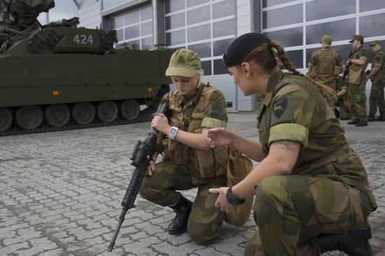دختران جذاب ارتش نروژ در حال تمرین نظامی 
