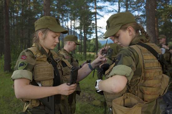 زنان جذاب ارتش نروژ در حال تمرین نظامی 
