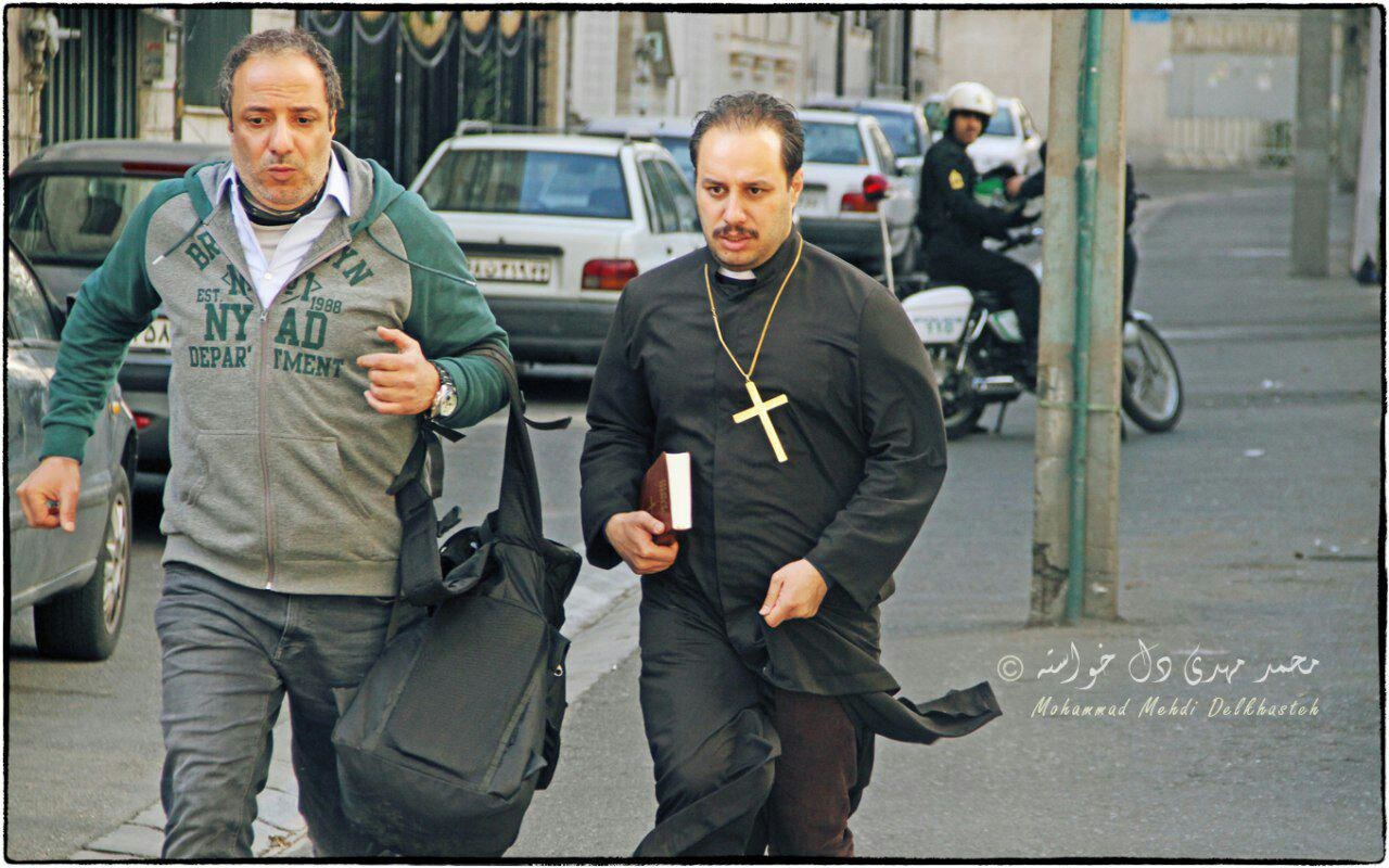 عکس جالب جواد عزتی با لباس کشیش مسیحی