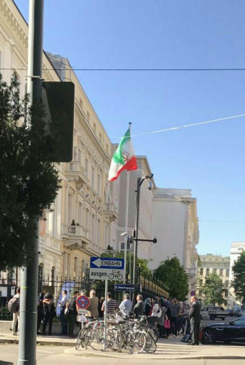 صف طولانی اخذ رای در مقابل سفارن ایران در اتریش