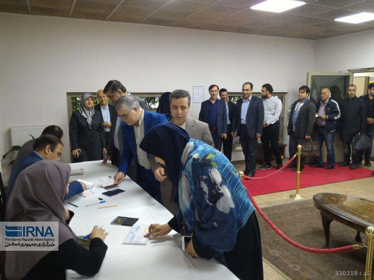 صف رای دهندگان ایرانی در آنکارای ترکیه
