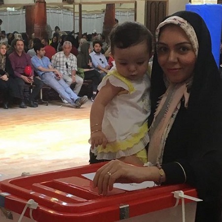 عکس آزاده نامداری و دخترش در حال رای دادن