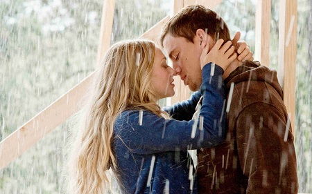 بوسه عاشقانه زیر باران