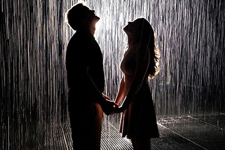 عکس دونفره عاشقانه زیر باران 