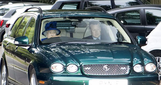 رانندگی ملکه انگلیس در 91 سالگی+عکس