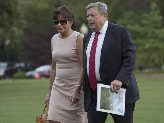 عکس پدرزن و مادرزن ترامپ در حال قدم زدن در کاخ سفید