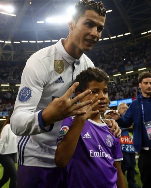 عکس رونالدو و پسرش در جشن قهرمانی