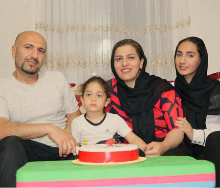 آرات محمدی در کنار پدر و مادر و خواهرش