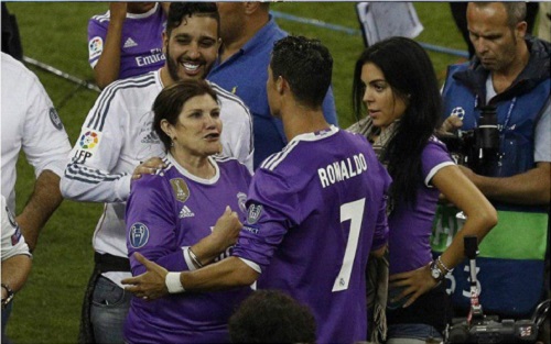رونالدو و مادرش در جشن قهرمانی رئال مادرید در اروپا