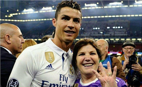 رونالدو و مادرش در جشن قهرمانی لیگ قهرمانان اروپا