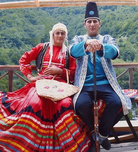 شهربانو منصوریان و همسرش با لباس محلی
