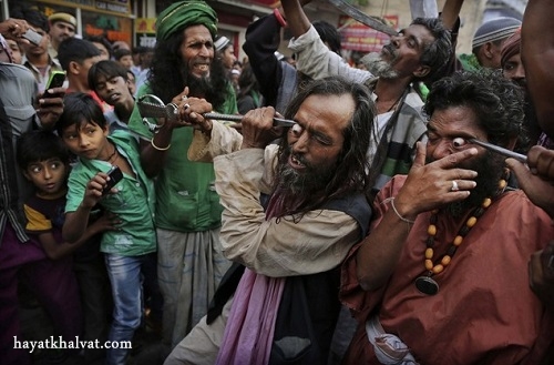 مراسم ترسناک و عجیب در آوردن چشم در هند (تصاویر 18+)
