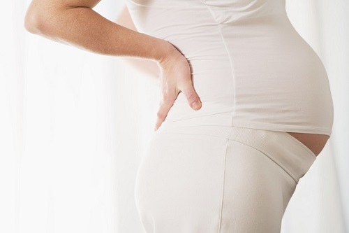 علت کمردرد دوران بارداری چیست؟ راه های درمان آن
