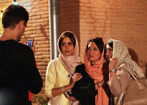 فریبا متخصص در کنار پریناز ایزدیار و گلاره عباسی بازیگران سریال شهرزاد