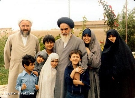 عکس قدیمی امام در کنار نوه هایش