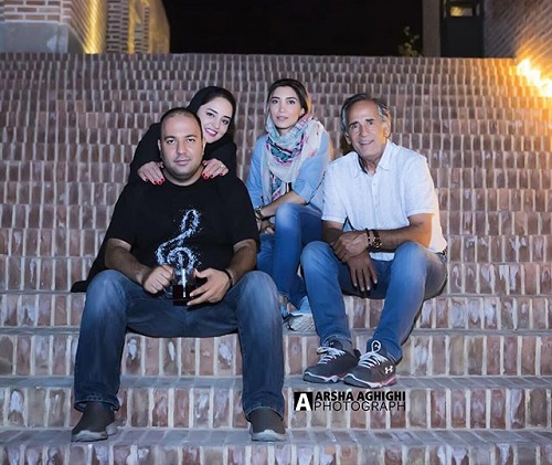 عکسی از علی اوجی و نرگس محمدی در کنار مجید مظفرى و نیکى مظفرى 