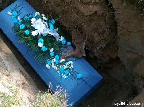 پای یک مرده در گور و به هم خوردن مراسم تشییع جنازه! + عکس