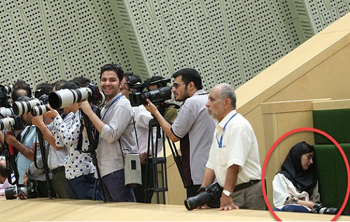 ماجرای دختر خبرنگار که در مجلس خوابش برد!+عکس