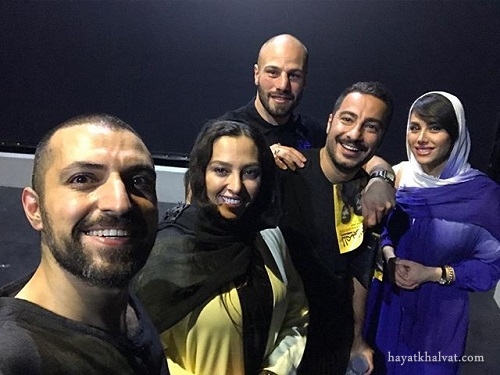 اشکان خطیبی با نوید محمدزاده، احسان روزبهانى و آناهیتا درگاهى بعد از اجراى نمایش لامبورگینى