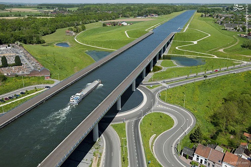 پل (PONT CANAL) در شهر والونیای بلژیک برای عبور کشتی