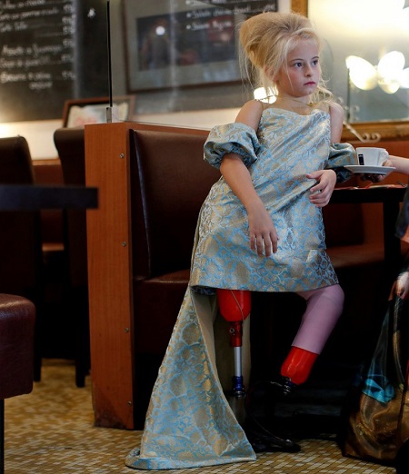 مدل زیبای ۹ ساله با دو پای قطع شده در هفته مد پاریس! (+تصاویر)