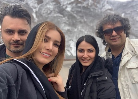 عکس جدید متین ستوده در کنار همسر و دوستانش