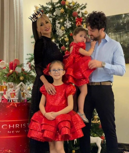 جشن کریسمس شاهرخ استخری با همسر و دخترانش