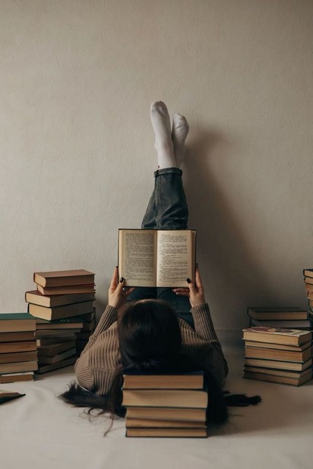 پروفایل درسی دخترانه کیوت,دختر در حال درس خواندن پروفایل درسی دخترانه کیوت,دختر در حال درس خواندن